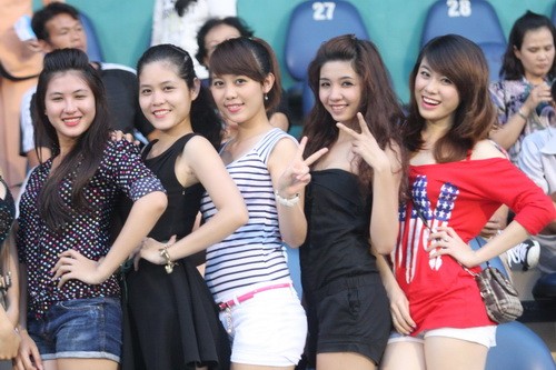 Dàn hot girl chân dài được lãnh đạo Sài Gòn FC thuê đến sân cổ vũ